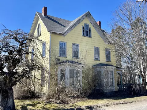 58 High St, Eastport, ME 04631