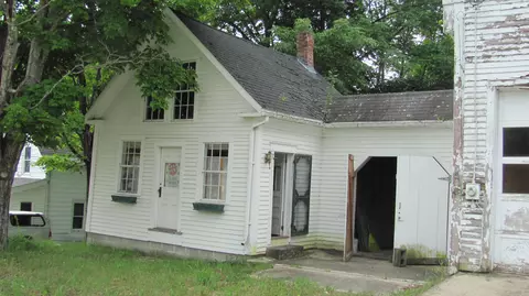 41 Front St, Sumner, ME 04292