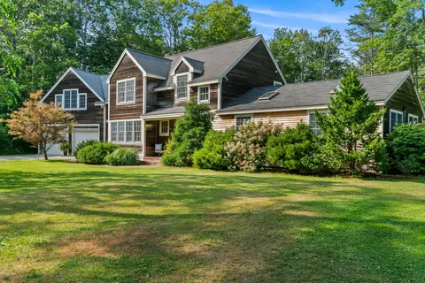 14 Shore Dr, Freeport, ME 04032