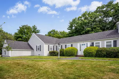 17 Colonial Vlg #17, Falmouth, ME 04105