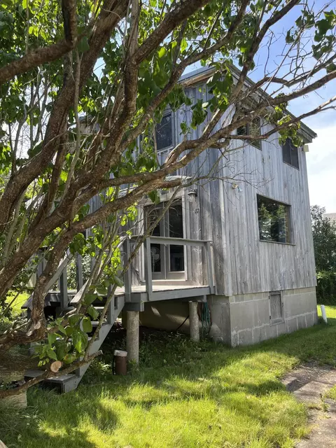 17 Clark St, Eastport, ME 04631