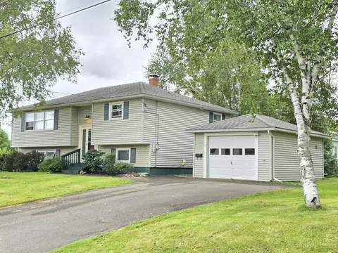 24 Sunnyside St, Houlton, ME 04730