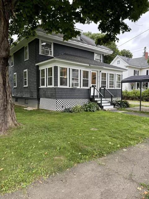 9 Commonwealth Ave, Houlton, ME 04730