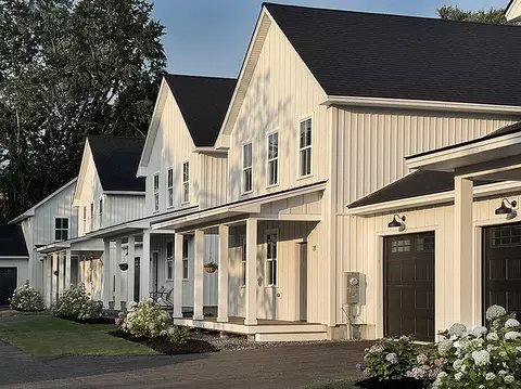 17 Magnolia Ln #17, Gardiner, ME 04345