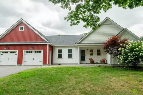 2 Carriage Rd, Falmouth, ME 04105