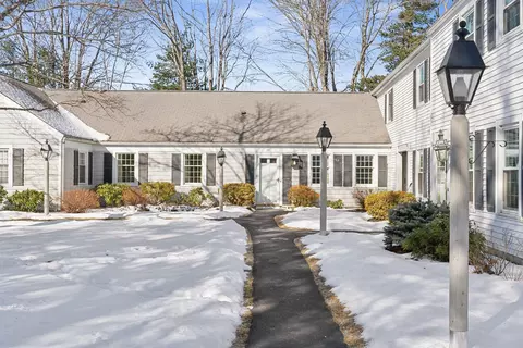 33 Colonial Vlg #33, Falmouth, ME 04105