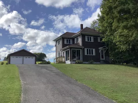 6 Grove St, Mars Hill, ME 04758