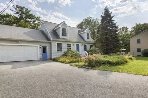 121 Ledgewood Dr, Falmouth, ME 04105