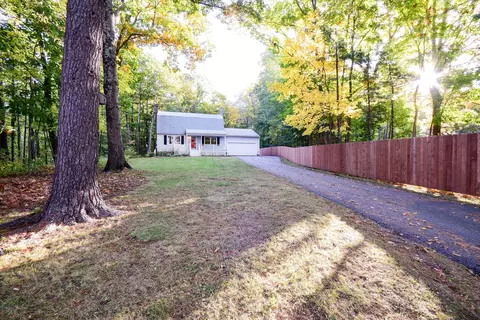 107 Ledgewood Dr, Falmouth, ME 04105