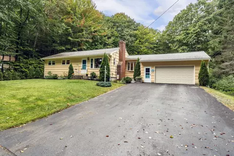19 Harriette St, Falmouth, ME 04105
