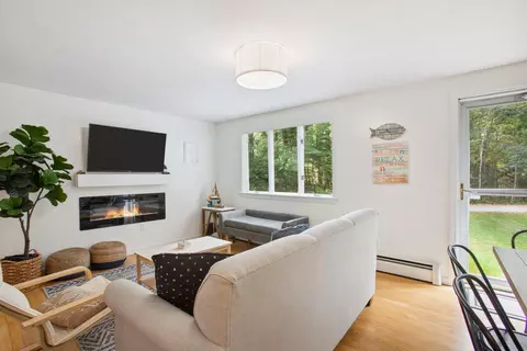 6 Evening Pl, Kennebunkport, ME 04046