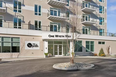 1 Wyeth Way #206, Falmouth, ME 04105