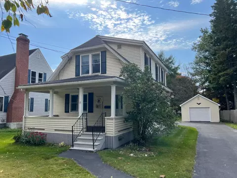 17 Pleasant St, Fort Kent, ME 04743