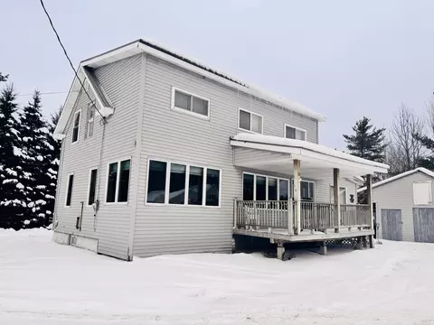 10 Nadeau St, Jackman, ME 04945