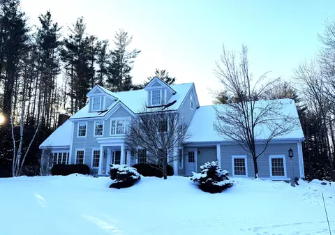 8 Streamwood Ln, Falmouth, ME 04105