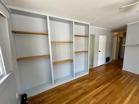 12 Mainewood Ave, Orono, ME 04473