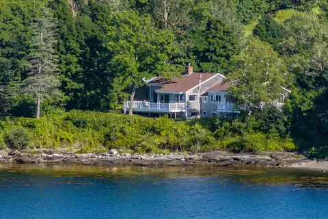 29 Lowell Ledge Ln, Owls Head, ME 04854