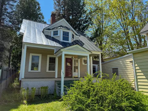 35 Washington St, Rumford, ME 04276