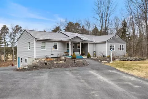 57 Farmview Ln, Freeport, ME 04032