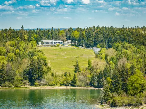 22 Hope Ln, Brooklin, ME 04616