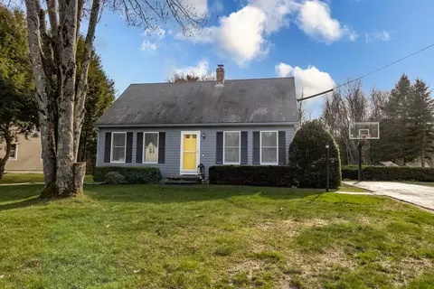 11 Ivanhoe Dr, Topsham, ME 04086