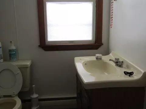 Bath - 30 New Hampshire St, Millinocket, ME 04462 photo 3 of 6