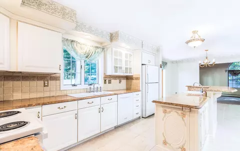 Kitchen - 31 Rebecca Rd, Ogunquit, ME 03907 photo 2 of 3