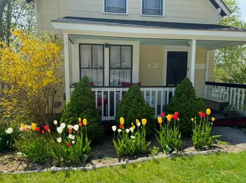 24 Glidden St, Waldoboro, ME 04572