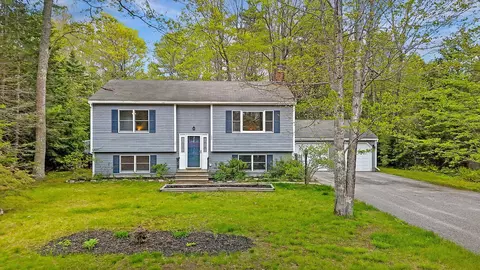40 Eider Ln, Topsham, ME 04086