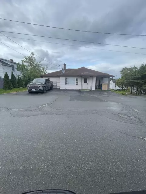 432 St Thomas And 129 5th Avenue St, Madawaska, ME 04756