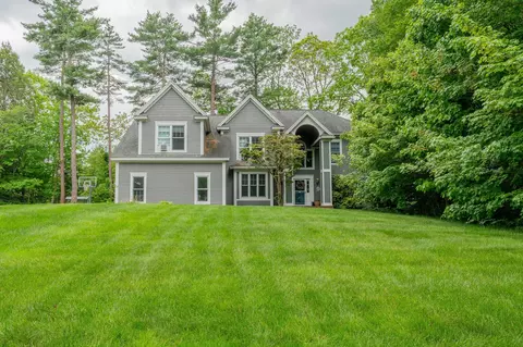 24 Surrey Ln, Falmouth, ME 04105