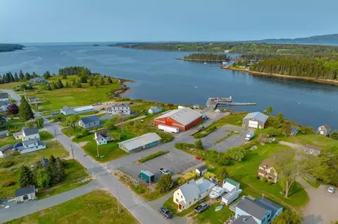 88 Sargent St, Winter Harbor, ME 04693