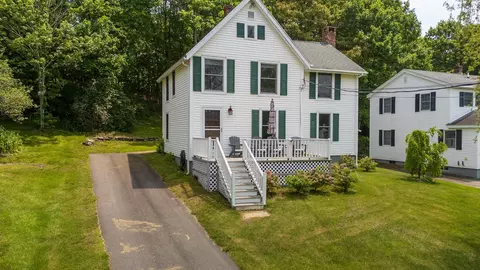 26 Sea St, Boothbay Harbor, ME 04538