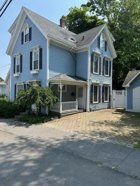 8 Limerock St, Camden, ME 04843