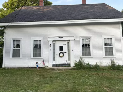 33 Center St, Machias, ME 04654
