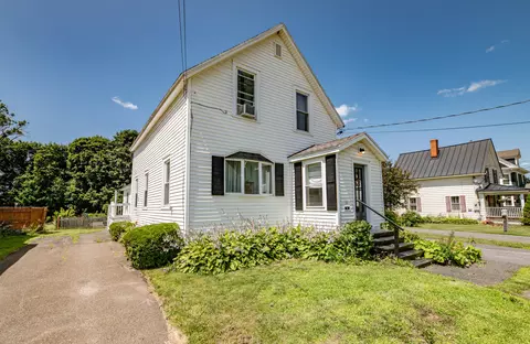51 High St, Houlton, ME 04730
