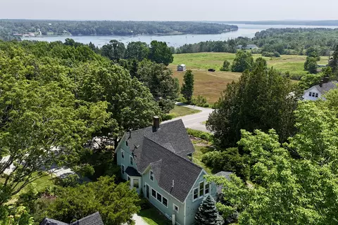 2 Twin Oaks Ln, Sedgwick, ME 04676