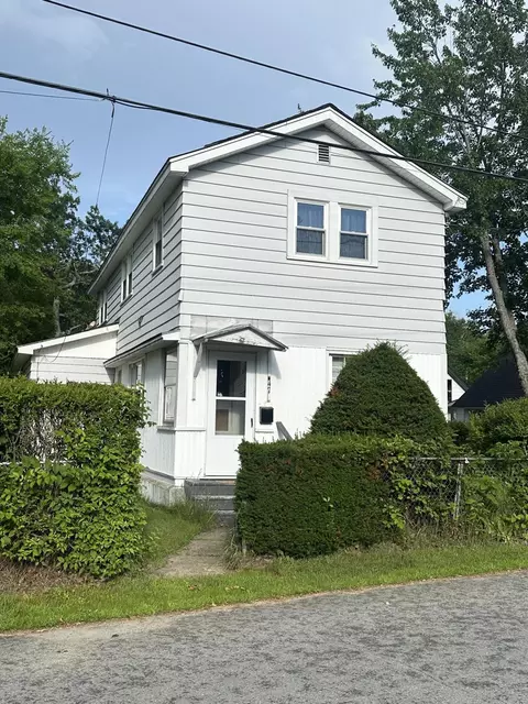 47 York St, Millinocket, ME 04462