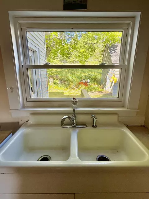 Kitchen - 50 E Boston Rd, Vinalhaven, ME 04863 photo 2 of 4