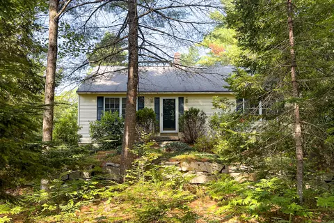 27 Stonehedge Dr, Bridgton, ME 04009