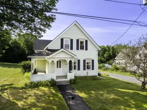 17 School St, Machias, ME 04654