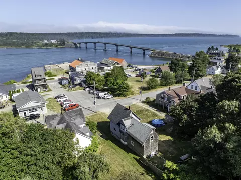 27 Pleasant St, Lubec, ME 04652