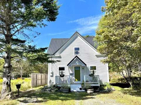 37 Adams St, Eastport, ME 04631