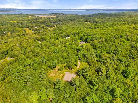 27 Bowling Green Ln, Belfast, ME 04915