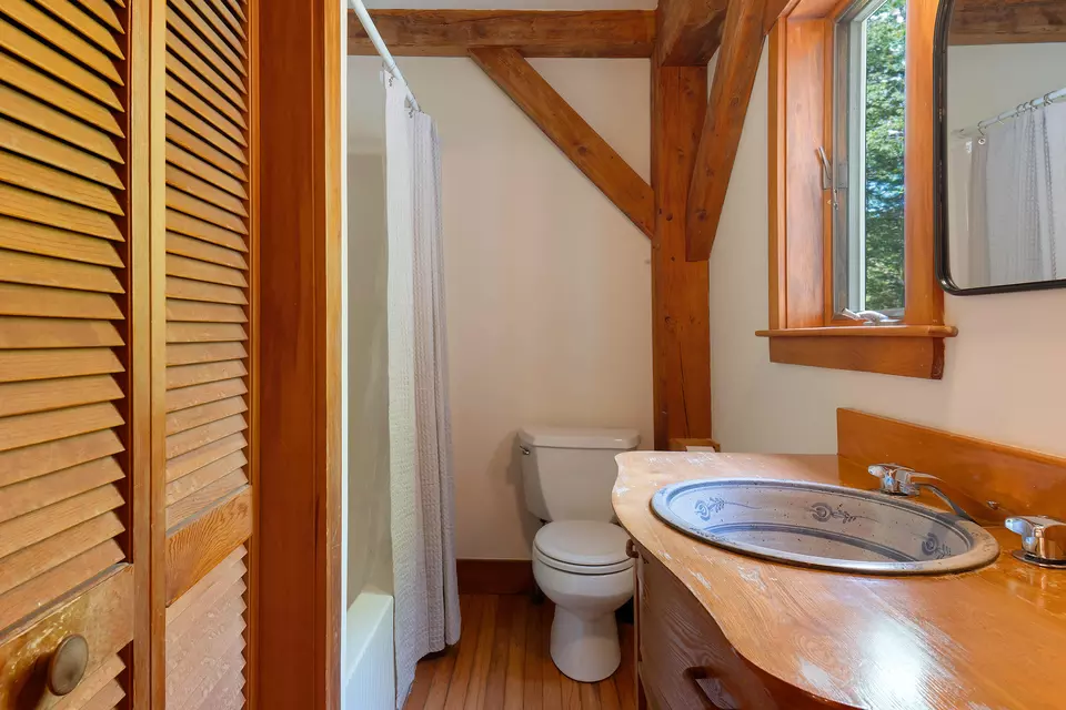Bath - 2 Harbor Ridge Rd, Freeport, ME 04032 photo 1 of 5