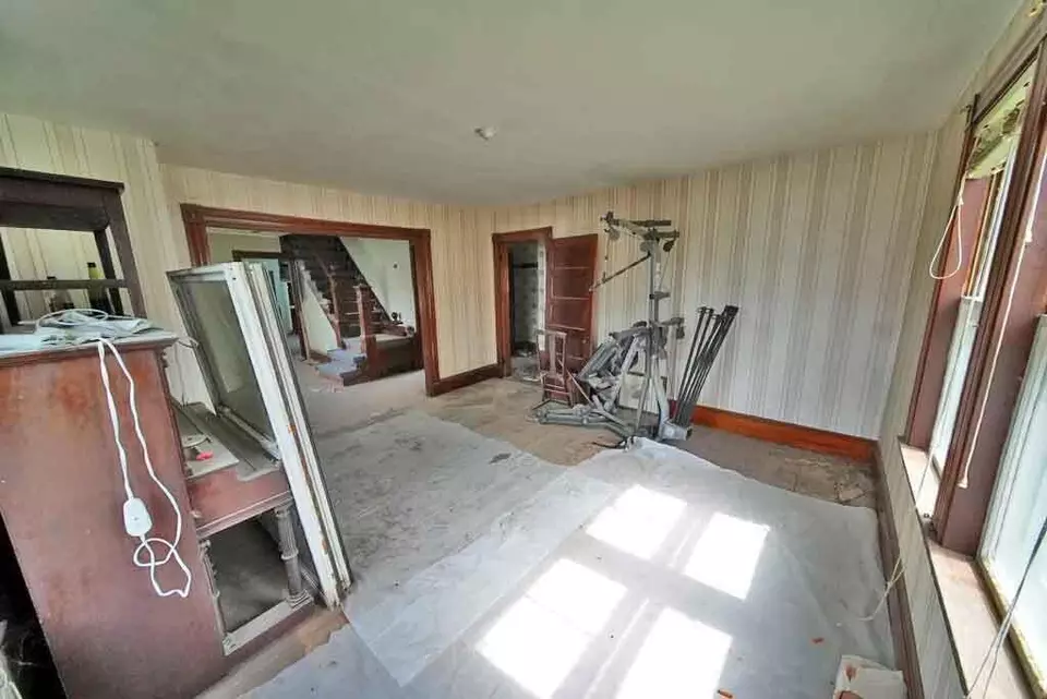 Living - 7 Cleveland St, Houlton, ME 04730 photo 2 of 3