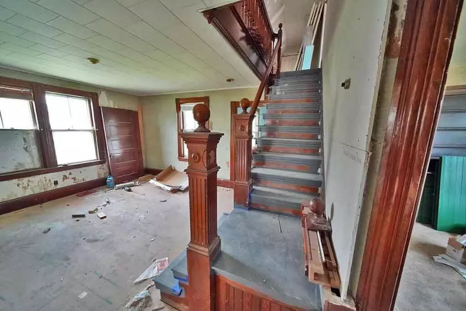 Entry Way - 7 Cleveland St, Houlton, ME 04730 photo 4 of 15
