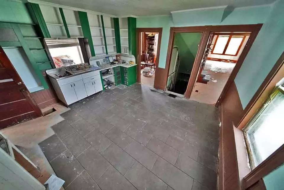 Entry Way - 7 Cleveland St, Houlton, ME 04730 photo 2 of 15