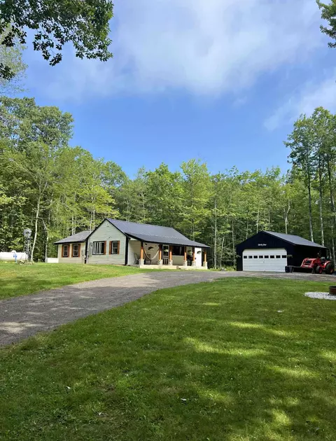 33 Old Town Farm Rd, Pittston, ME 04345