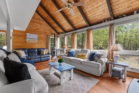 40 Highpoint Dr, Frye Island, ME 04071